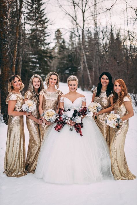 Christmas Bridesmaid Dresses, Skiing Wedding, German Traditions, Winter Bridesmaid, Christmas Bridesmaids, Christmas Wedding Themes, Christmas Wedding Inspiration, Outdoor Winter Wedding, Christmas Bride