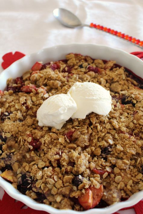 Berry Crumble Recipe, Apple And Berry Crumble, Mixed Berry Crisp, Berry Crisp Recipe, Oatmeal Crisp, Mixed Berry Pie, Healthy Apple Crisp, Berry Oatmeal, Apple Berry