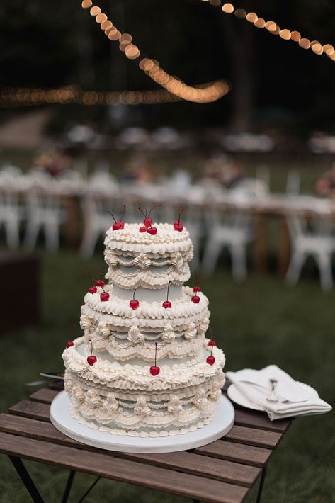 This Glam Wisconsin Wedding Took Over A Summer Camp For A Weekend of Fun + Games Crazy Wedding Cake, Old Fashion Wedding Cakes, Retro Wedding Cakes Vintage, Camp Wedding Cake, Vintage Wedding Cake Ideas, About Time Wedding, Vintage Backyard Wedding, Vintage Summer Wedding, Party Cake