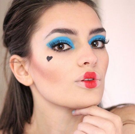 Gothic Queen Of Hearts, Makeup Blue Eyes, Queen Of Hearts Halloween Costume, Hearts Makeup, Maquillage Halloween Simple, Alice In Wonderland Makeup, Queen Of Hearts Halloween, Queen Of Hearts Makeup, Wonderland Makeup