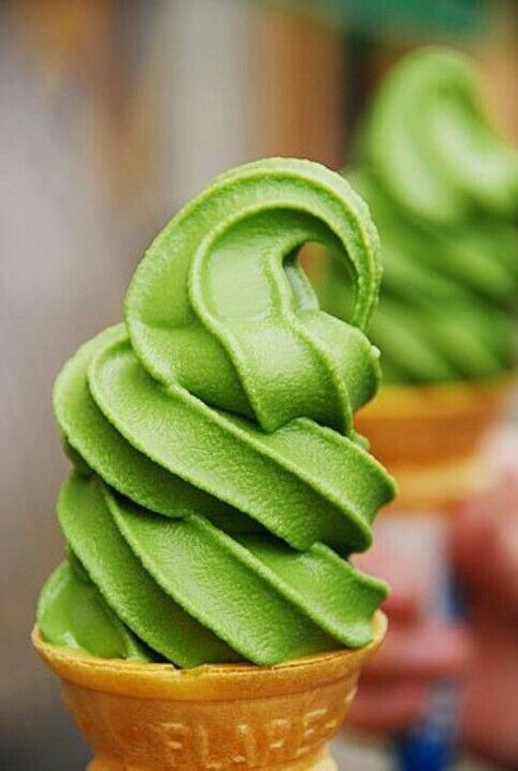 Swirl Ice Cream | Greenery | Pantone Color of the Year 2017 Green Ice Cream, Ice Cream Recipes Machine, Tea Ice Cream, Green Tea Ice Cream, Matcha Ice Cream, Vanilla Ice Cream Recipe, Homemade Vanilla Ice Cream, Gulab Jamun, Healthy Ice Cream