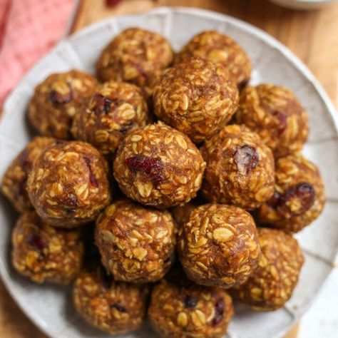 Pumpkin Energy Balls - Real Food with Jessica Pumpkin Energy Balls, Oatmeal Raisin Cookies Chewy, Peanut Butter Pumpkin, Oatmeal Raisin Cookies, Oatmeal Raisin, Energy Balls, Vegan Treats, Pumpkin Pie Spice, Autumn Flavors