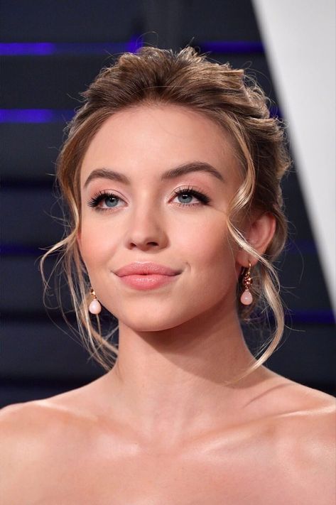 Cassy From Euphoria, Sydney Sweeney Eye Makeup, Sidney Sweeney Makeup, Sydney Sweeney Makeup, Looks Pinterest, Sydney Sweeney, Celebrity Beauty, Beauty Icons, Pretty Makeup