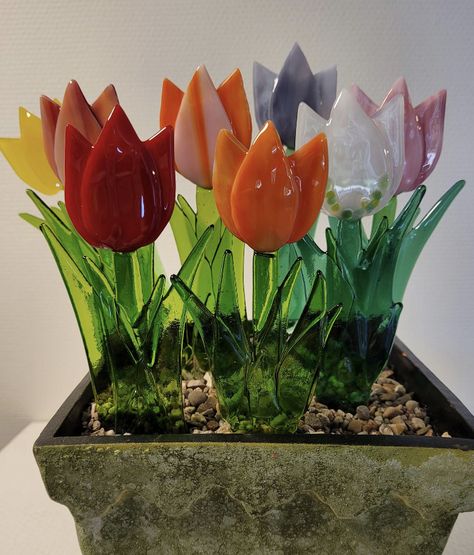 Fused Glass Ideas Tutorials Flower, Fused Glass Tulips, Fused Glass Spring Ideas, Easy Glass Fusion Ideas, Spring Fused Glass Ideas, Easter Fused Glass Ideas, Fused Glass Flowers Ideas, Fused Glass Garden Art, Glaskunst Inspiration Ideas