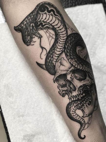 215+ idées de tatouage King Cobra (2023) - TattoosBoyGirl Torch Tattoo, King Cobra Tattoo, Snake Tattoo Meaning, Skull And Snake, Cobra Tattoo, Tatuagem Masculina Pequena, Skull Sleeve Tattoos, Snake Tattoo Design, Skeleton Tattoos