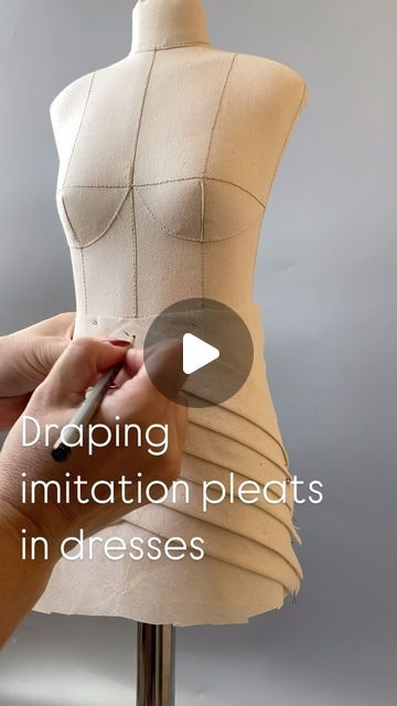 Draping for fashion 🇺🇦 online course on Instagram: "Draping imitation pleats in dresses #draping #dressdraping #drapingtechnique #drapingclass #drapingdesigns #creativedraping #textilesurfacedesign #fabricmanipulation" Creative Draping Fashion, Draping Techniques, Draping Fashion, Draped Dress, Surface Design, Textiles, Sewing, Dresses