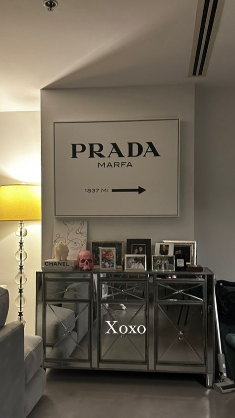 THE prada marfa poster from the serie Gossip girl! Prada Marfa Poster, Prada Poster Bedroom, Gossip Girl Room Aesthetic, Gossip Girl Room Inspiration, Prada Decor, Prada Bedroom, Gossip Girl Room, Prada Marfa Gossip Girl, Gossip Girl Decor