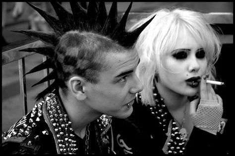 80s Punk Fashion, 1970s Punk, Punk Guys, Punk Mohawk, 1970 Style, Punk Subculture, Punk Boy, British Punk, Punk Movement