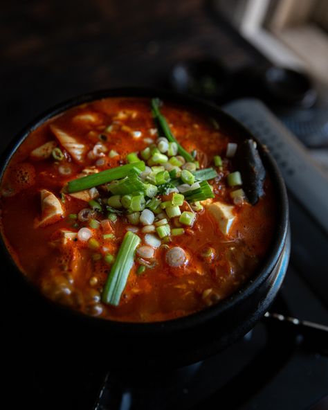 Next time you’rein the mood to try some authentic Korean food that also happens to be vegan, try out this Kimchi Soondooboo Chigae. You will LOVE IT!! Uni Recipes, The Korean Vegan, Authentic Korean Food, Kimchi Stew, Korean Vegan, Korean Recipes, Traditional Korean, Koh Tao, Asian Dishes