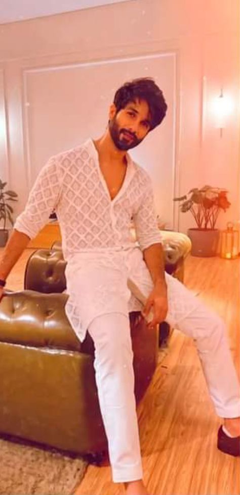 Shahid Kapoor Outfits, Shahid Kapoor Kurta, Indian Wedding Clothes For Men, Dress Men, Wedding Outfit Men, White Kurta, Shahid Kapoor, Wedding Dress Men, Wedding Clothes