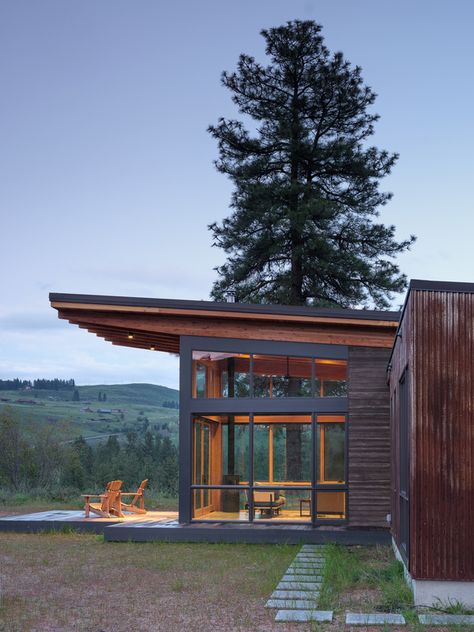 chewuch river | prentiss balance wickline architects Passive Homes, Industrial Cabin, Mountain Cabins, Modern Small House Design, Frame Cabin, Modern Mountain Home, Eco Green, Shed Roof, Modern Mountain