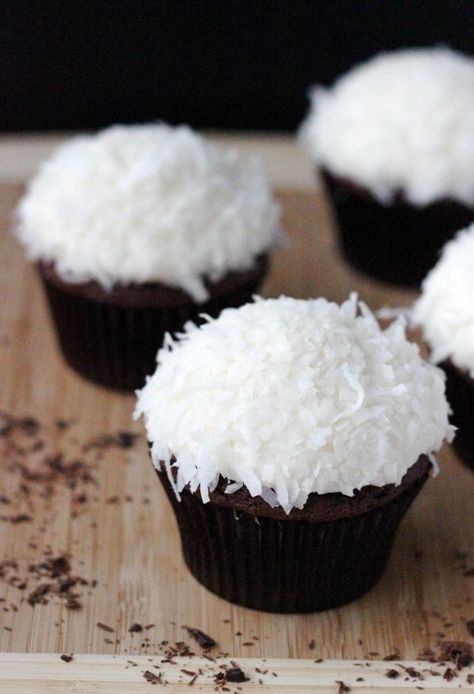 Cupcakes Coconut, Chocolate Coconut Cupcakes, Coconut Cream Frosting, Coconut Icing, Devils Food Cake Mix Recipe, Coconut Cups, Coconut Frosting, Coconut Cupcakes, Coconut Chocolate