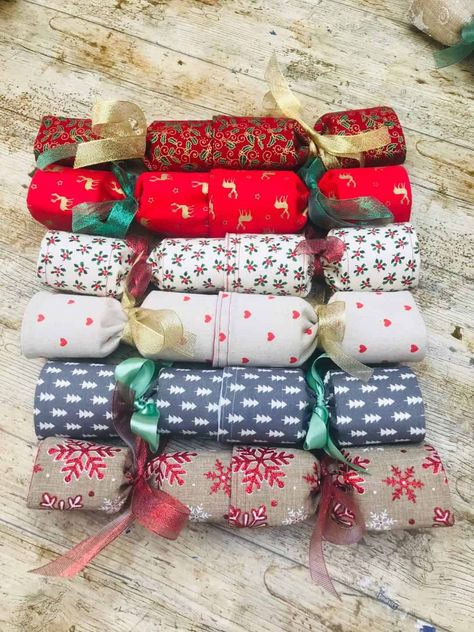 Card Diy Ideas, Homemade Christmas Crackers, Christmas Card Diy, Make Your Own Crackers, Diy Christmas Crackers, Christmas Card Wishes, Zero Waste Christmas, Eco Christmas, Altered State