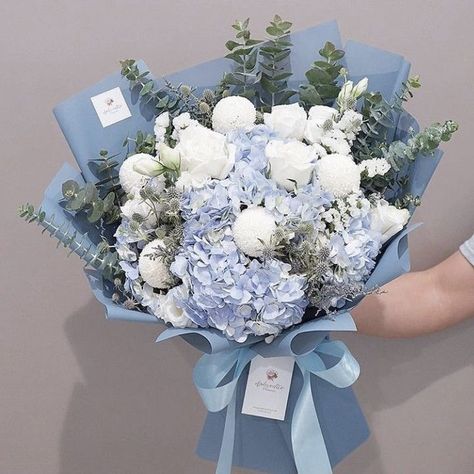 Blue Hydrangea Flower Bouquet, Flower Bouquet Gender Reveal, Blue Flowers Aesthetic Bouquet, Unique Bridal Bouquets Ideas, Hortensia Bouquet, Bridal Bouquet Ideas, Bouquets Ideas, Unique Bridal Bouquets, Ribbon Flowers Bouquet