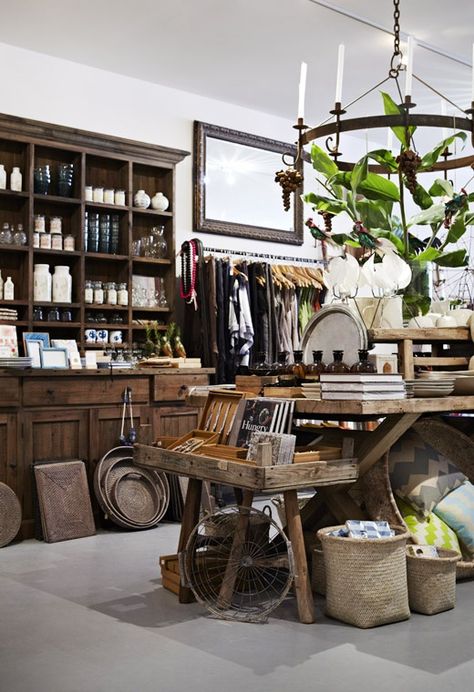 Rustic beauty and charm Display Visual Merchandising, Display Retail, Retail Inspiration, Shelf Sitters, Casa Vintage, Design Blogs, Shop Fronts, Design Apartment, Store Ideas