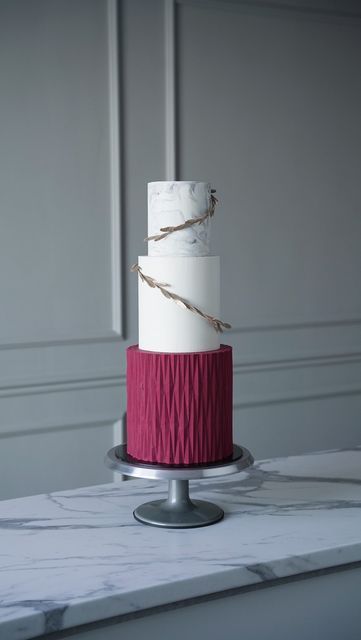 Origami Cake Designer on Instagram: "Wedding Cake Inspiration you might have been looking for ♥️" Gradient Wedding Cake, Origami Cake Decoration Tutorial, Origami Wedding Cake, Ombre 2 Tier Cake, Marble Design Wedding Cake, Origami Wedding, Fruit Cake Christmas, Beautiful Cake Designs, Cookout Food