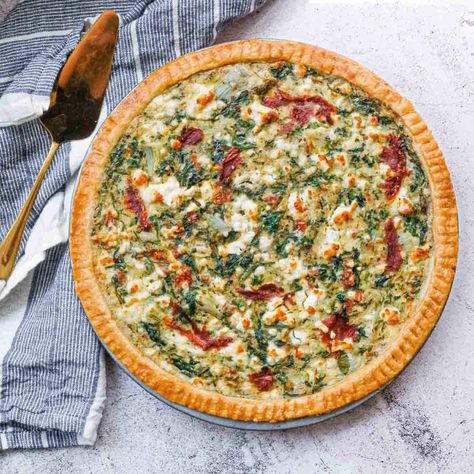 Tomato Feta Recipes, Artichoke Pie Recipe, Spinach Artichoke Quiche, Artichoke Quiche, Vegetarian Quiche Recipes, Feta Quiche, Vegetarian Quiche, Tomato Quiche, Quiche Recipes Easy