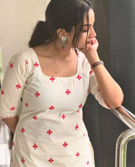 White Cotton kurti Kurti Latest Neck Design, Kurtis Designs Latest For Stitching, Cotton Kurti Hand Designs, White Kurta Neck Designs Women, Kurthi Necks Latest Design Cotton, Kurtha Designs Latest For Women Simple, Neck Models For Kurtis, Cotton Suit Neck Design, Kurthi Models Latest Cotton