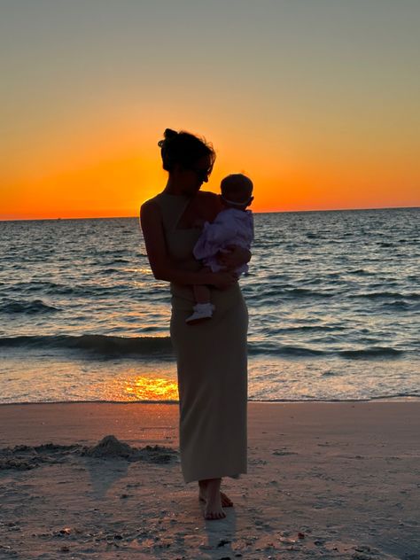 Mom And Baby Beach Aesthetic, Baby Beach Aesthetic, Mother And Baby Aesthetic, Beach With Baby, Baby Beach Pictures, Baby Beach Photos, Florida Spring Break, Baby Vacation, Mother Baby Photography