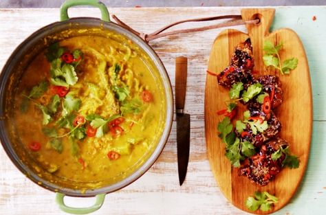 If you fancy a soup with a difference then this chicken laksa is a spicy noodle squash broth is perfect and makes a healthy and warming dish on a cold day. Quick Chicken Curry, Chicken Laksa, Laksa Recipe, Thai Green Chicken Curry, Best Curry, Jamie Oliver Recipes, Vegetarian Curry, Quick Chicken, Green Curry