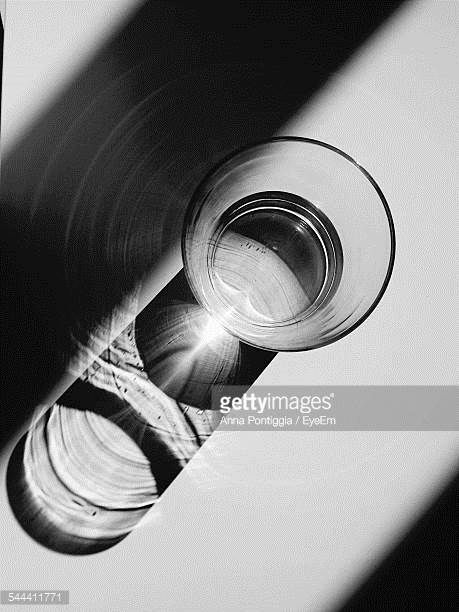 Black And White Still Life, White Still Life, Shadows Photography, Light And Shadow Photography, Black And White Photography Portraits, Lights Photography, Trendy Photography, Glass Photography, Minimal Photography