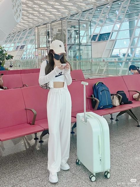 Aesthetic Airport Outfits Korean, Airport Outfits Korean, Korean Airport Fashion Winter, Airport Outfit Girl, Outfit Bandara, Airport Fashion Aesthetic, Airport Outfit Kpop, Airport Outfit Aesthetic, Airport Outfit Korean