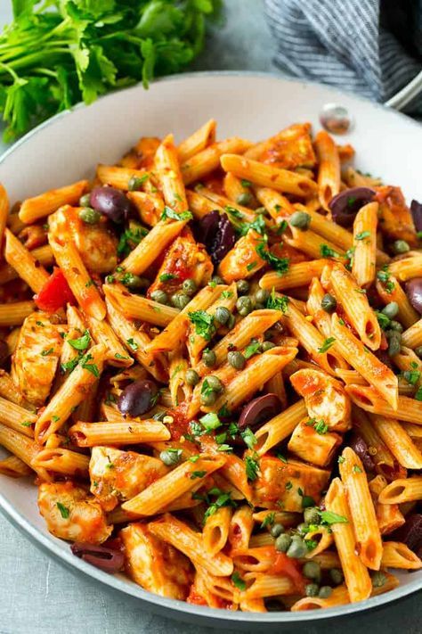 Chicken Pasta Puttanesca Recipe - Easy Healthy Puttanesca Recipe Puttanesca Rezept, Chicken Pasta Sauce, Avocado Recipes Pasta, Louisiana Chicken Pasta, Pasta Puttanesca Recipe, Puttanesca Recipe, Salad Macaroni, Pasta Puttanesca, Healthy Chicken Pasta