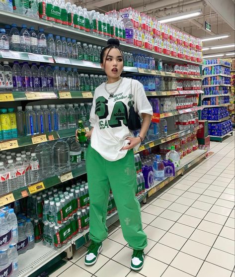 Green Sweatpants Outfit, Outfit Clubwear, Sneaker Heads, Girls Outwear, Sneaker Outfits Women, Green Sweatpants, Jacket Outfit Women, Buy Sneakers, Outfit Streetwear