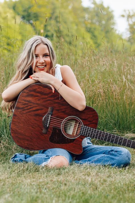 Woman With Guitar Photography, Guitar Portrait Photo Shoots, Guitar Graduation Pictures, Photo Poses With Guitar, Senior Guitar Photos, Outdoor Guitar Photoshoot, Photo Shoot With Guitar, Music Themed Senior Pictures, Acoustic Guitar Photoshoot