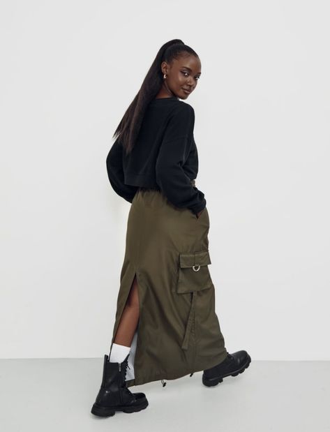 Normcore Outfits, Green Skirt Outfits, Fall Fashion Trends Casual, Camping Fashion, Cargo Skirt Outfit, Skirt Outfits Aesthetic, Capsule Wardrobe Outfits, Quoi Porter, Winter Skirt Outfit