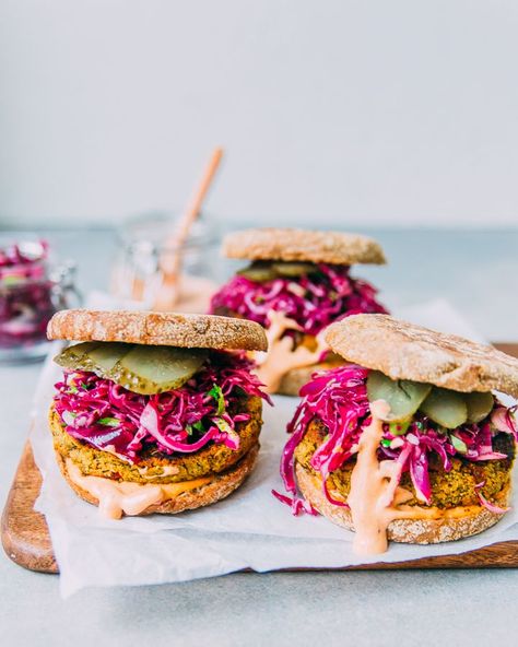 Superbowl Ideas, Falafel Burgers, Winter Salads, Healthy Superbowl, Red Cabbage Slaw, Recipes Lunch, Healthier Choices, Vegan Burger, Vegan Living