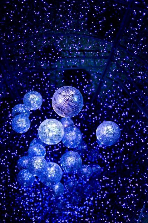 Moon Photobooth, Blue Mirrorball, Gala Entrance, Afro Disco, Moon Vibe, 70's Aesthetic, Decor Natal, Christmas Instagram Pictures, Graduation 2025