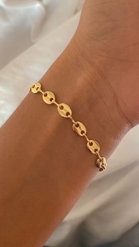 Gucci Gold Bracelet, Golden Aesthetic, Jewelry Gucci, Gucci Bracelet, Aesthetic Minimalist, Gucci Fashion, Outfit Winter, Girly Jewelry, Gold Hoops