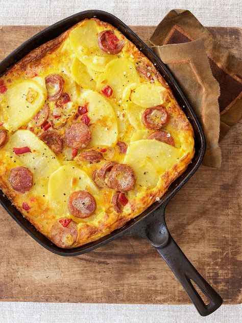 Portuguese Sausage Frittata Portuguese Breakfast, Sausage Frittata, Portuguese Dishes, Portuguese Sausage, Portugal Food, Latin Recipes, Frittata Recipe, Portuguese Cuisine, Frittata Recipes