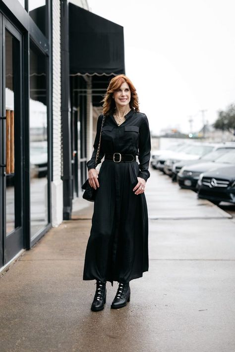 Cathy Williamson wearing Black Banana Republic Dress belted Long Black Shirt Dress, Black Shirt Outfits, Cute Travel Outfits, Blogger Outfit Inspiration, Black Banana, Pleated Shirt Dress, Fashion Blogger Outfit, Shirt Outfits, Tank Top Outfits