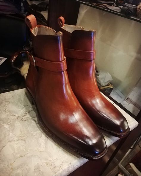 One piece ankle high boots on made to order for men #barismil #facebookseller #facebook #boots #bootstagram #bootmaker #boots #amazonfinds #amazon #amazonhandmade #amazonseller #custommade #bespokeshoes #menshoes Handmade Leather Boots, Quality Leather Boots, Jodhpur Boots, Custom Design Shoes, Custom Made Shoes, Oxford Boots, High Ankle Boots, Ankle Boots Men, Brown Leather Ankle Boots