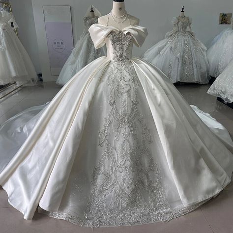 Wedding Gown For Bride, Flower Wedding Dresses, Gown For Bride, White Quinceanera Dresses, Bride 2024, Purple Quinceanera Dresses, Satin Bridal Gowns, Bride Flower, Short Sleeve Wedding Dress