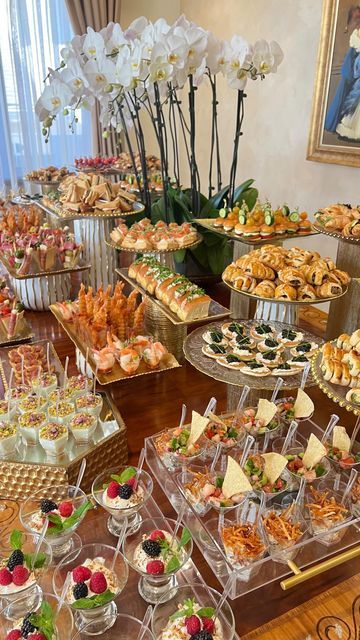 Catering Food Displays, Lake House Food Ideas, Lake Food Ideas Summer, Party Food Buffet, Catering Ideas Food, Food Ideas Summer, Lake Food Ideas, Charcuterie Inspiration, Summer Corn Salad