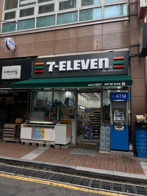 #7-eleven #korea #seoul Korea 7 Eleven, 7 Eleven Store, Korean City, Korea Town, Bloxburg City, Korea Photography, Nyc Places, South Korea Photography, Food Korean