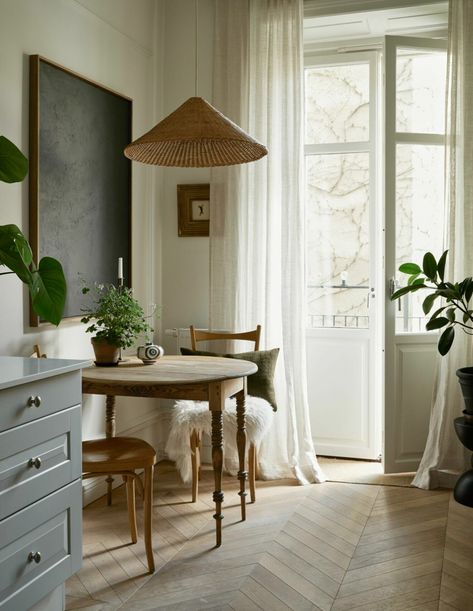 Small Kitchen Breakfast Nook, Stockholm Apartment, My Scandinavian Home, Ivy House, Swedish House, 아파트 인테리어, Home Design Ideas, Scandinavian Home, Scandinavian Interior