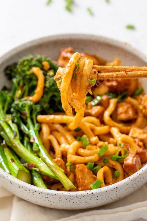 Spicy Peanut Udon Noodle Bowls - This Savory Vegan Vegan Lunches For Work, Peanut Udon, Vegan Udon, Crispy Baked Tofu, Udon Noodles Recipe, Homemade Dressings, Udon Noodle, Meat Meals, Healthy Vegan Dinner