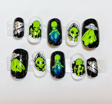 Ufo Nails, Alien Nails, Integumentary System, Nails Holiday, Alien Design, Space Aliens, Holiday Nails, Nail Inspo, Lashes