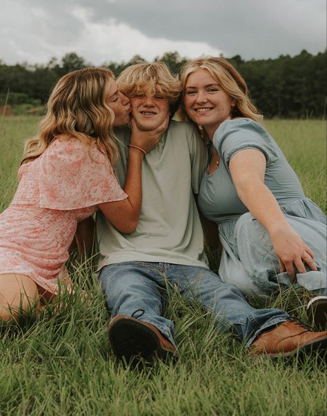 3 Teenage Sibling Photoshoot, 3 Sibling Poses Photography, Teenage Siblings Photoshoot, Sibling Picture Ideas Older, Teen Sibling Portraits, Teenage Family Photoshoot, Family Photoshoot Teenage Kids, Family Of 5 Photoshoot Older Kids, Teenage Sibling Photoshoot