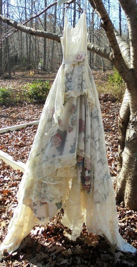 Floral Dress Wedding, Bohemian Style Gown, Tulle Lace Wedding Dress, Lace Floral Dress, Wedding Tulle, Types Of Gowns, Wedding Dresses Hippie, Traditional Gowns, Bridal Skirts