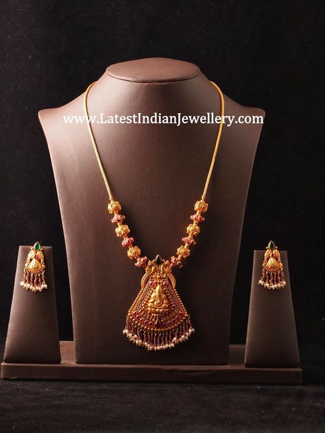 Simple Temple Jewellery, Temple Jewelry Necklace, Chain With Pendant, Indian Jewellery Gold, Beautiful Gold Necklaces, Gold Necklace Indian, Gold Necklace Indian Bridal Jewelry, Gold Necklace Simple, Temple Jewelry