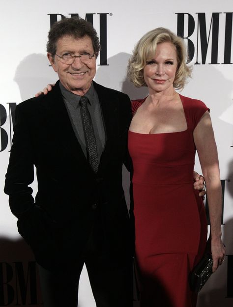 Mac Davis, Male Country Singers, Best Country Singers, Nancy Sinatra, Country Couples, Entertainer Of The Year, Country Pop, Legendary Singers, New Actors