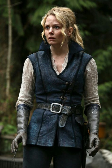 Emma in the enchanted forest! Finally! I found this spoiler picture from the season finale Once Up A Time, Swan Queen, Fairy Tale Characters, Jennifer Morrison, Emma Swan, Medieval Clothing, Captain Swan, Fantasy Costumes, Fantasy Clothing