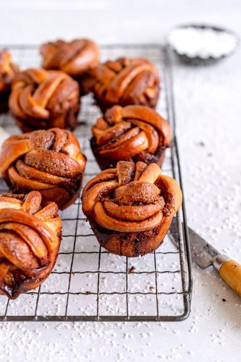 Cinnamon Bun Twists (Braided Cinnamon Buns) Cloudy Kitchen: These Cinnamon Bun Twists use a small batch brioche recipe and do not need a mixer! They have a soft dough and easy cinnamon roll filling. Cinnamon Roll Twists, Cinnamon Roll Filling, Cinnamon Raisin Bread Recipe, Cloudy Kitchen, Sweet Bread Rolls, French Toast Muffins, Brioche Recipe, Cinnamon Twists, Cinnamon Raisin Bread