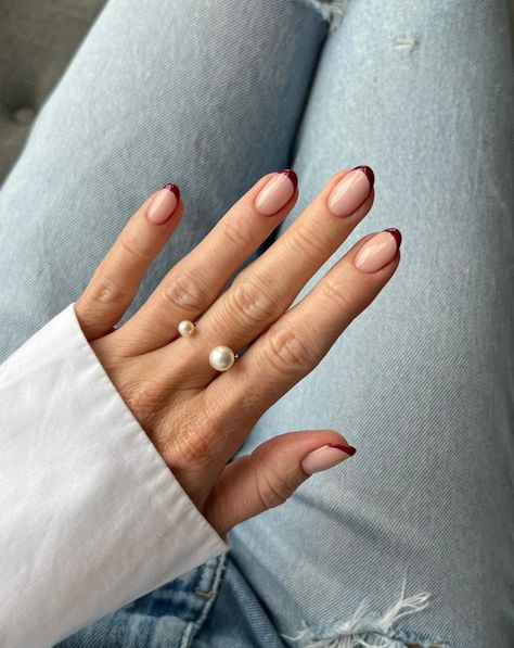 25 French Tip Nails That Are 'Très Chic'! - Haul of Fame Red Tip Nails, Nail Art Noel, Brown French, Kutek Disney, Fall Gel Nails, Nagel Tips, Smink Inspiration, Makijaż Smokey Eye, Tip Nails