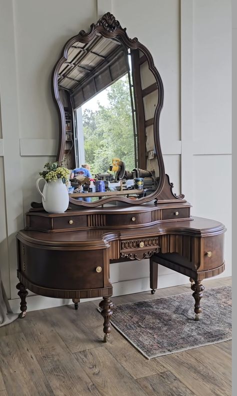 Antique Makeup Vanity Ideas, Vintage Makeup Vanity Ideas, Vintage Makeup Table, Antique Makeup Vanity, Antique Makeup Vanities, Antique Makeup, Vintage Makeup Vanities, Makeup Vanity Ideas, Aesthetic Room Decor Ideas